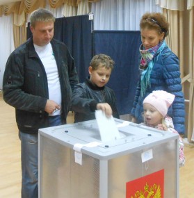 Всей семьей пришли на выборы Грачевы в Большемурашкинскую среднюю школу