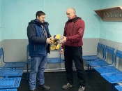 Александр Степурко получает подарки — волейбольные мячи
