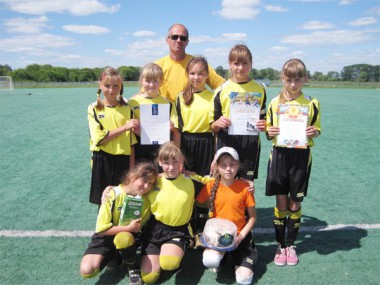 Команда девочек по футболу 2001-2002 гг.р.  вместе со своим тренером А.А.Башаркиным