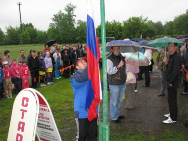 Открытие эстафетного пробега  — поднятие Государственного флага учителем физкультуры Александром Борисовичем Кругловым.