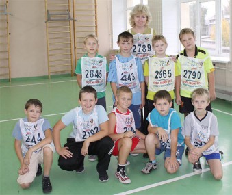 Ребята из 4а класса — участники пробега с учителем начальных классов Н.И. Депутатовой