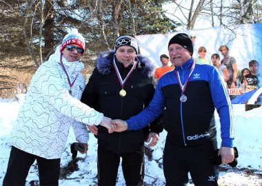 Среди мужчин 50-59 лет золото завоевал Валерий Костров (в центре)
