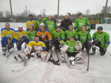 Участники матча открытия сезона на ледовой площадке в Б.Мурашкине