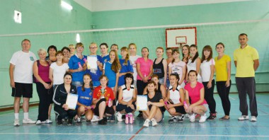 Участники межрайонного женского турнира по волейболу