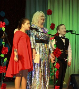 Анна Сипаева на сцене с юными воспитанниками