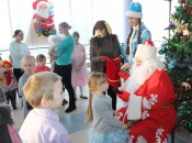 Дед Мороз внимательно и с удовольствием слушал стихи, которые читали дети