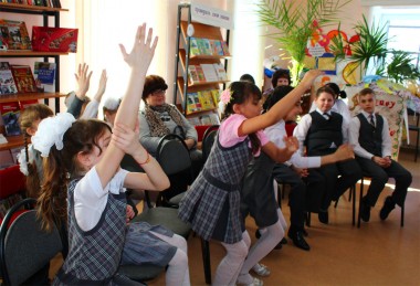 Дети читали стихи, танцевали, участвовали в занимательных конкурсах, забавляли своих мам и бабушек