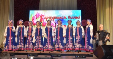 Душевными песнями ансамбль «Истоки» встречал весну на праздничном концерте в РДК