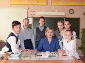 Эдьвира Леонидовна Иванова с отличниками из 6 класса, где она "классная мама"