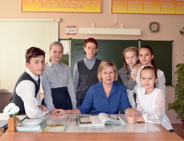Эдьвира Леонидовна Иванова с отличниками из 6 класса, где она "классная мама"
