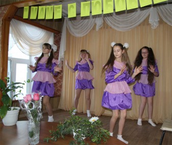 Фрагмент праздника для мам – танцуют Юлия Доронина, Дарья Мусатова, Марина Казнина и Василиса Забавина