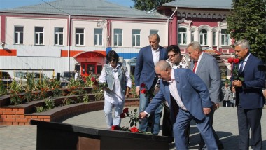 Гости праздника и руководители района поклонились памяти большемурашкинцев, погибших в годы Великой Отечественной войны, и возложили цветы  к мемориалу «Звезда»