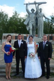 Михаил и Галина Седовы по традиции после бракосочетания возложили цветы к мемориалу погибшим воинам.