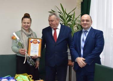 Многодетная мама Любовь Буракова принимает поздравления и Благодарность от Н.А. Белякова и А.Н. Потёмкина за достойное воспитание детей