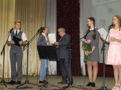 На концерте в РДК С.Н. Болотов в торжественной обстановке вручал грамоты самым достойным предствавителям педагогической общественности района