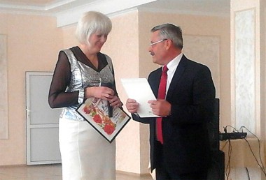Награждение художественного руководителя РДК Марины Ошитковой. Стаж ее работы в культуре насчитывает 25 лет.