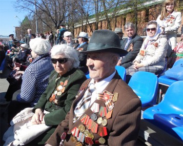 Наши ветераны М.В. Кудряшова и В.Я. Сорокин на параде в Нижнем Новгороде