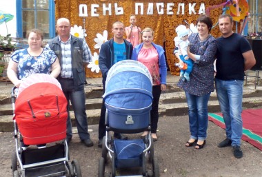 Новые жители п. Советский и их родители принимают поздравления