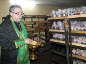 Отец Димитрий освящает куличи на хлебозаводе