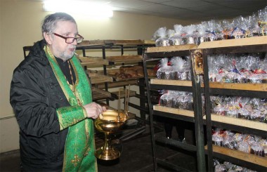 Отец Димитрий освящает куличи на хлебозаводе