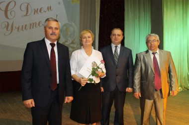 Почетная грамота Министерства образования и науки России была торжественно вручена учителю физики БСШ Ларисе Владимировне Терентьевой