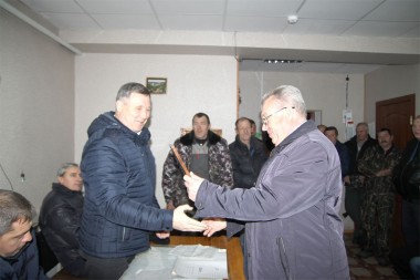 Почётную грамоту Земского собрания и администрации района вручают Александру Приказчикову