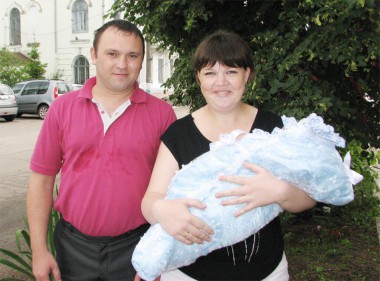 Счастливые родители Алексей и Татьяна Клюкины и их новорожденный сын Евгений были гостями торжественного мероприятия в отделе ЗАГС.