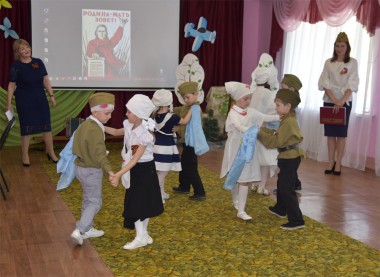 Танец медсестер и солдат в исполнении воспитанников детсада «Росинка»
