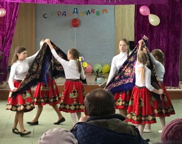 Танец с платками исполняют воспитанницы центра «Остров надежды»