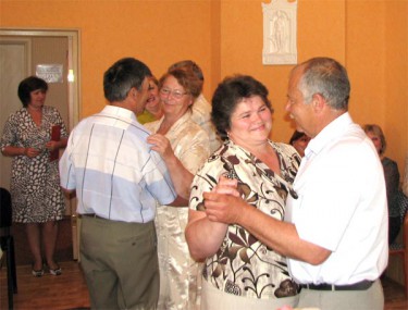 Уговаривать супругов-юбиляров долго не пришлось —  на танец под «живую» музыку поднялись дружно.