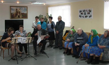В День пожилого человека в Доме милосердия звучали музыка и песни. Это педагоги музыкальной школы дарили частичку своей души и тепла старшему поколению.