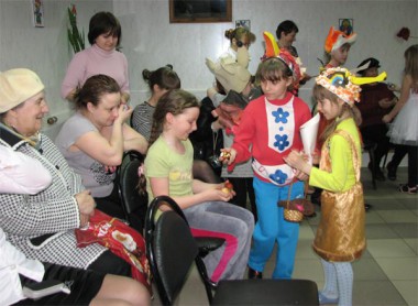 В заключение представления дети подарили гостям свои поделки,  посвященные празднику Пасхи.