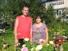 Супруги Евгений и Валентина Макаровы создали цветочный рай возле гаражей по улице Телицына