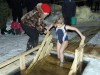 Юную купальщицу в крещенской проруби Яну Сильянову ободряли родители