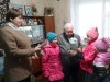 Воспитанники ЦСПСД вручают подарки учителю-ветерану А.А. Гугиной