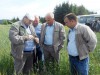 Руководитель ООО «Суворовское» В.М. Шмелев рассказывает участникам объезда о влиянии кущения пшеницы на урожайность