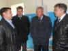 Подрядчик строительства А.А. Калашников (справа) заверил руководство района, что в школе будет тепло