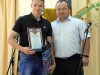 Александр Морозов (слева) был награжден Благодарственным письмом за активное участие в спортивной и общественной жизни поселка