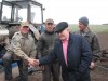 В майские «жаркие» для крестьян дни депутат ОЗС Н.П. Шкилев встретился с земледельцами нашего района прямо в поле
