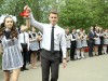 Звон колокольчика в руках Елены Удаловой и Кирилла Сарбаева возвестил о начале нового этапа жизненного пути выпускников