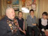 Ребята с увлечением слушают рассказ ветерана о годах войны