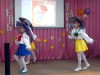 Дети исполняют танец с зонтиками для своих мам