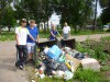 Ребята, работающие на благоустройстве поселка, убирают разбросанный мусор