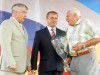 А.Е. Тезенин и Р.Е. Даранов вручают Ю.Н. Гусеву удостоверение  Почетного гражданина Большемурашкинского района
