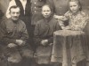 Семья Ратановых с детьми. Верхний ряд справа — Н.И. Артемьева. 1951 год.