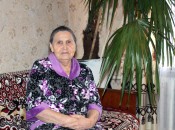 Алевтина Васильевна Огурцова возле любимой пальмы, которую они вырастили вместе с мужем