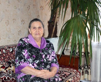 Алевтина Васильевна Огурцова возле любимой пальмы, которую они вырастили вместе с мужем