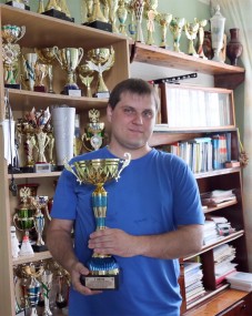 Александр Рыжов гордится тем, что за 9 лет его работы школа завоевала 9 кубков за первые места в областных спартакиадах