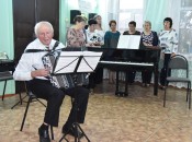 Александр Троицкий аккомпанирует на баяне ансамблю «Элегия»