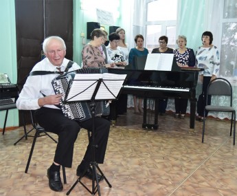 Александр Троицкий аккомпанирует на баяне ансамблю «Элегия»